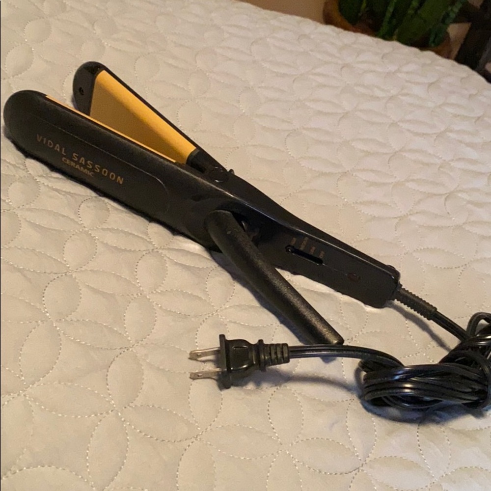 Flat iron hair straightener